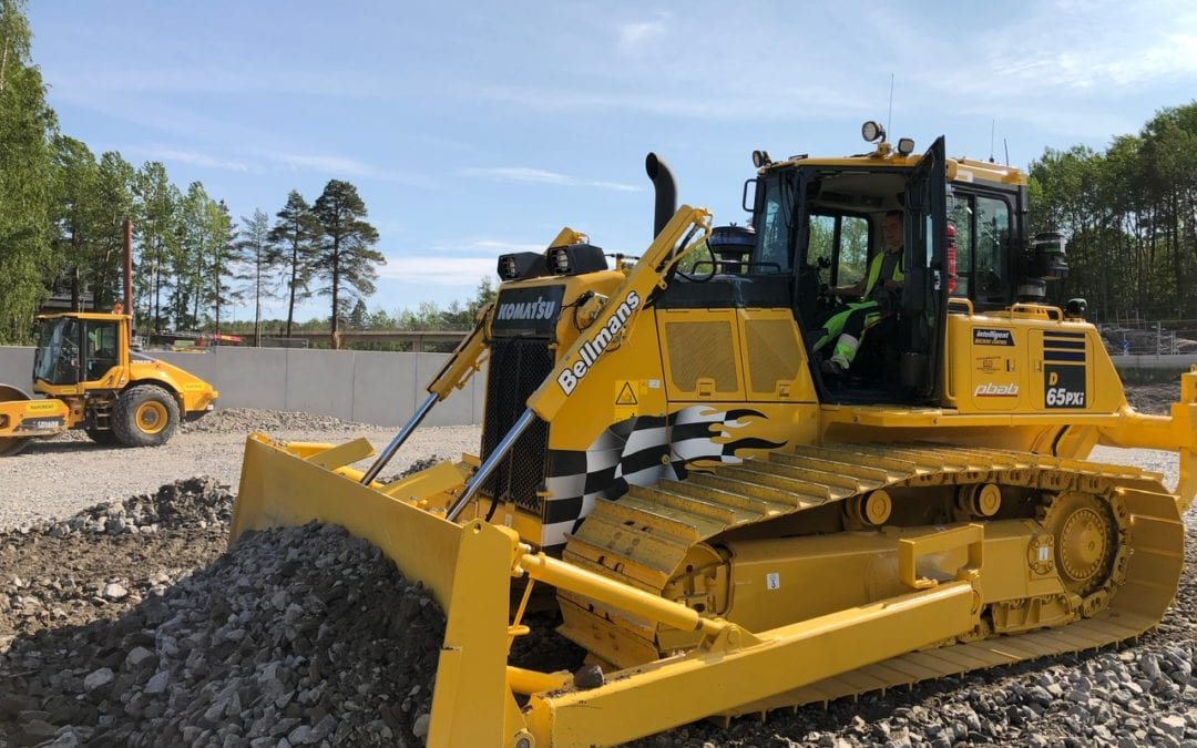 Komatsu bandschaktare schaktar krossmaterial i Stockholm
