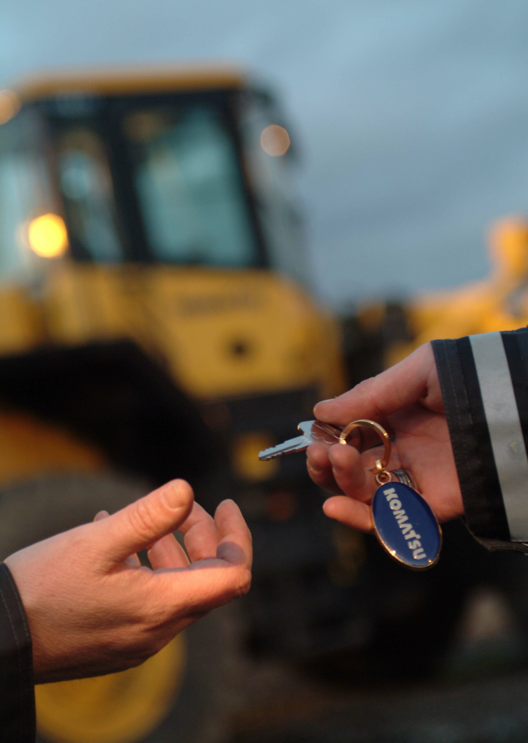 Transfering machine key to customer Komatsu Finance
