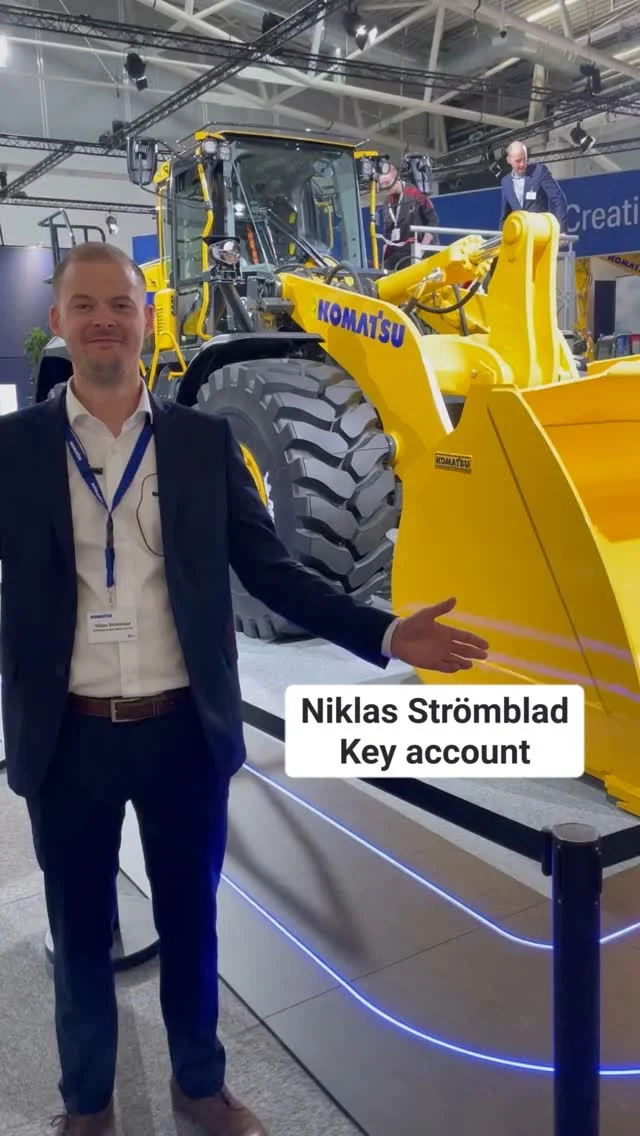 Komatsu WA485-11 — mer kraft, mindre bränsle, maximal komfort!
 
Följ med vår key account säljare Niklas när han tar dig med på en rundtur av hjullastaren WA485-11 från Komatsu – en maskin i toppklass när det gäller både prestanda och arbetsmiljö.
 
🔥 Med en nyutvecklad Komatsu-motor och hydro-mekanisk transmission har bränsleeffektiviteten ökat jämfört med tidigare modell. Färre lastcykler, högre produktivitet – smartare arbete helt enkelt.
 
👷‍♂️ I hytten möts du av:
✅ Låg ljudnivå (70 dB(A))
✅ Luftfjädrat premiumsäte
✅ Förbättrad sikt
✅ Ergonomiska reglage och rattlös joystickstyrning – eller ratt, om du föredrar det
 
🎥 Se filmen här och låt Niklas visa varför WA485-11 sätter en ny standard inom förarkomfort och bränsleeffektivitet!
 
#Komatsu #komatsusverige #WA485 #Hjullastare